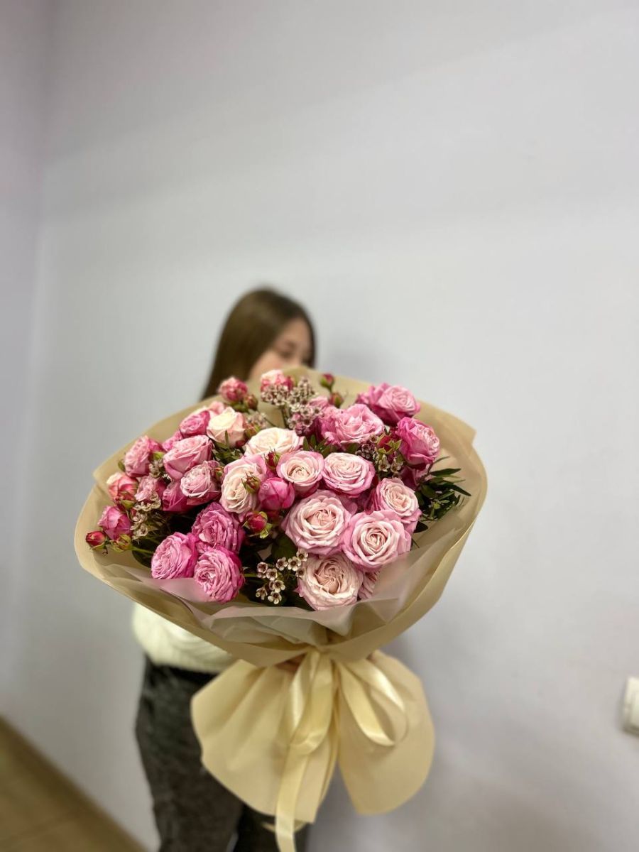 11 кущових троянд Леді Бомбастик