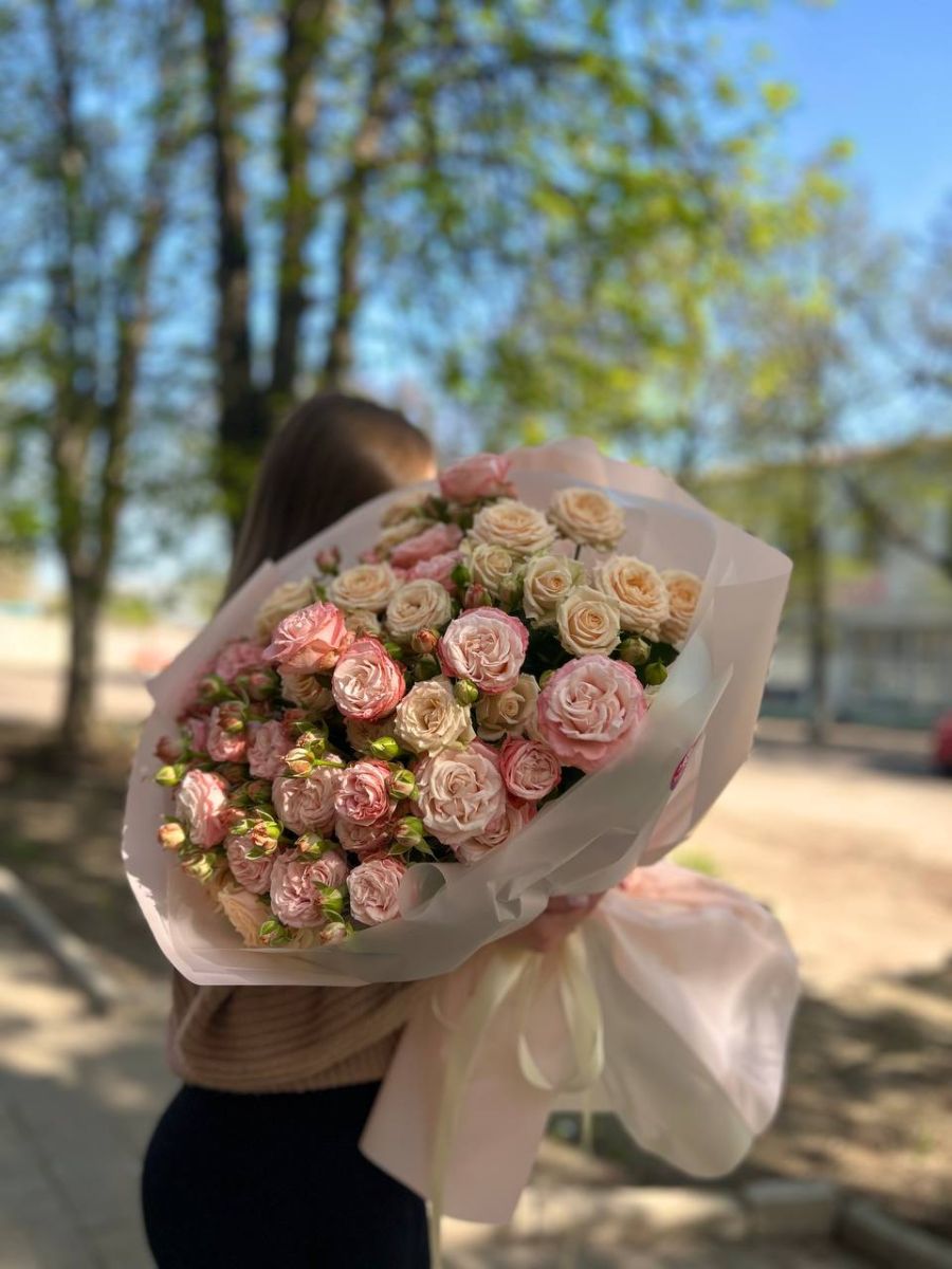 15 кущових троянд мікс Мадам Бомбастик, Таня