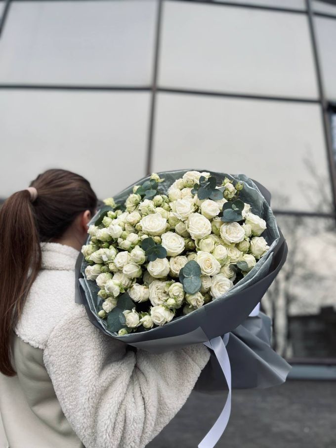 15 кущових троянд Міс Бомбастик з евкаліптом